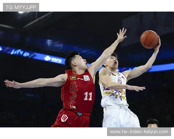 京粤对决周琦萨林杰跳球，全场球迷呐喊引爆氛围