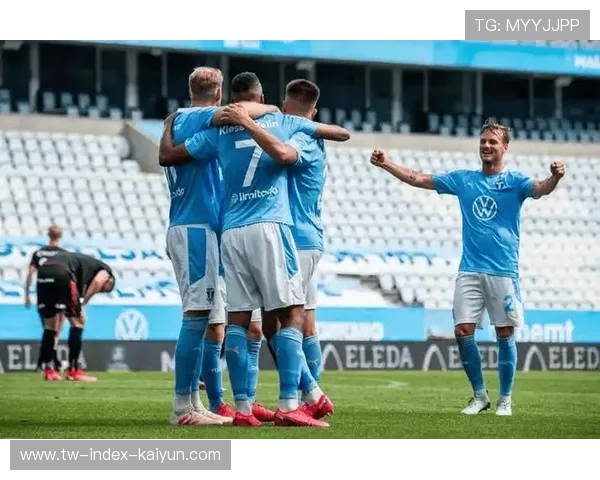 哥本哈根人工草皮主场压制那不勒斯，高压防守切断传控链路